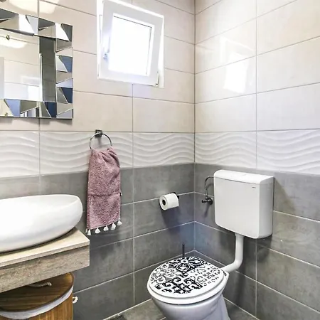 Amazing In With Outdoor Swimming Pool, Wifi And 3 Bedrooms Appartement *