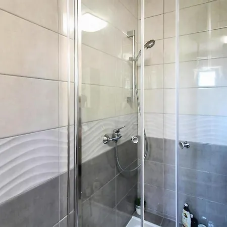 Amazing In With Outdoor Swimming Pool, Wifi And 3 Bedrooms Appartement Duće