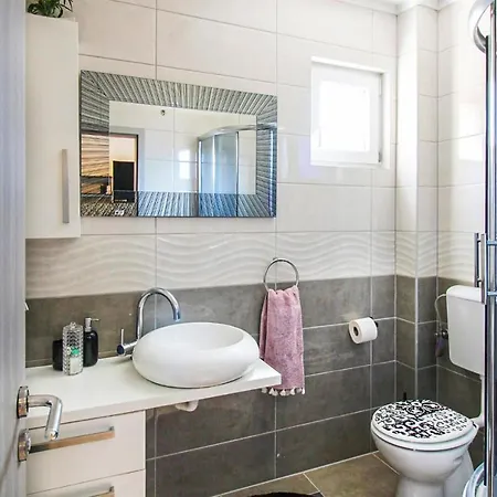 Amazing In With Outdoor Swimming Pool, Wifi And 3 Bedrooms Appartement Duće