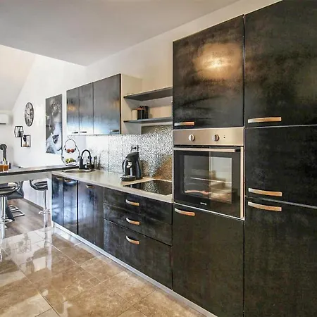 Amazing In With Outdoor Swimming Pool, Wifi And 3 Bedrooms Appartement Duće