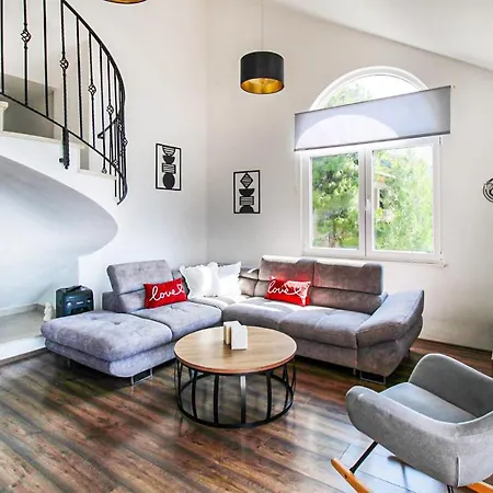 Appartement Amazing In With Outdoor Swimming Pool, Wifi And 3 Bedrooms