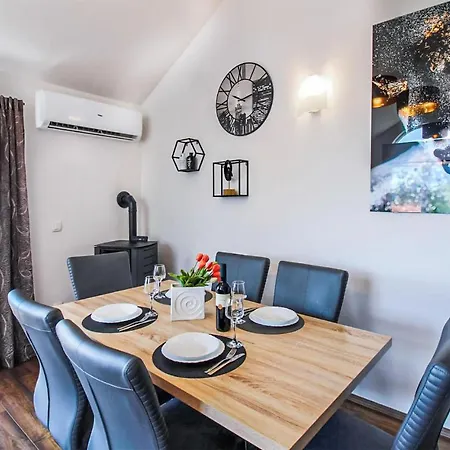 Amazing In With Outdoor Swimming Pool, Wifi And 3 Bedrooms Duće