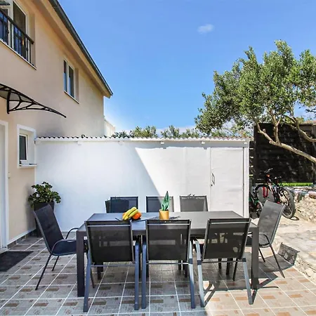 Appartement Amazing In With Outdoor Swimming Pool, Wifi And 3 Bedrooms