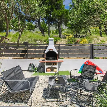 Amazing In With Outdoor Swimming Pool, Wifi And 3 Bedrooms Appartement Duće