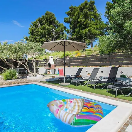 Amazing In With Outdoor Swimming Pool, Wifi And 3 Bedrooms
