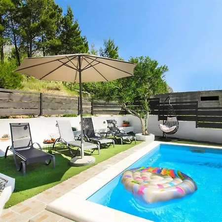 Amazing In With Outdoor Swimming Pool, Wifi And 3 Bedrooms Appartement
