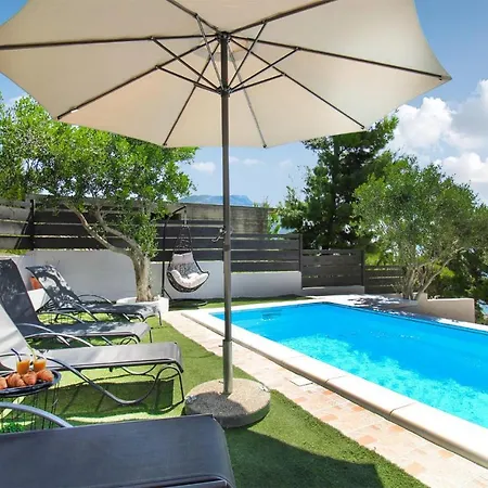 Amazing In With Outdoor Swimming Pool, Wifi And 3 Bedrooms